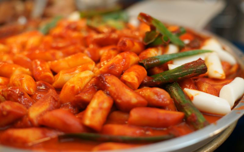 Tokbokki ăn kèm trứng luộc và chả cá tăng thêm hương vị