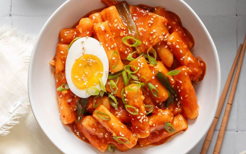 Tokbokki sốt cay thơm ngon với bánh gạo dai mềm hấp dẫn